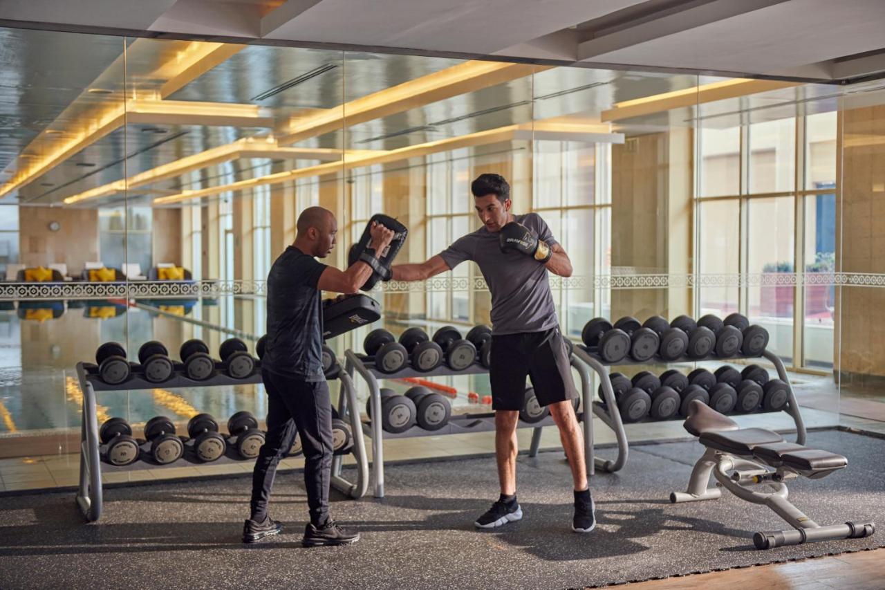 แกรนด์ ไฮแอท โดฮา Hotel ภายนอก รูปภาพ Personal trainer with a client