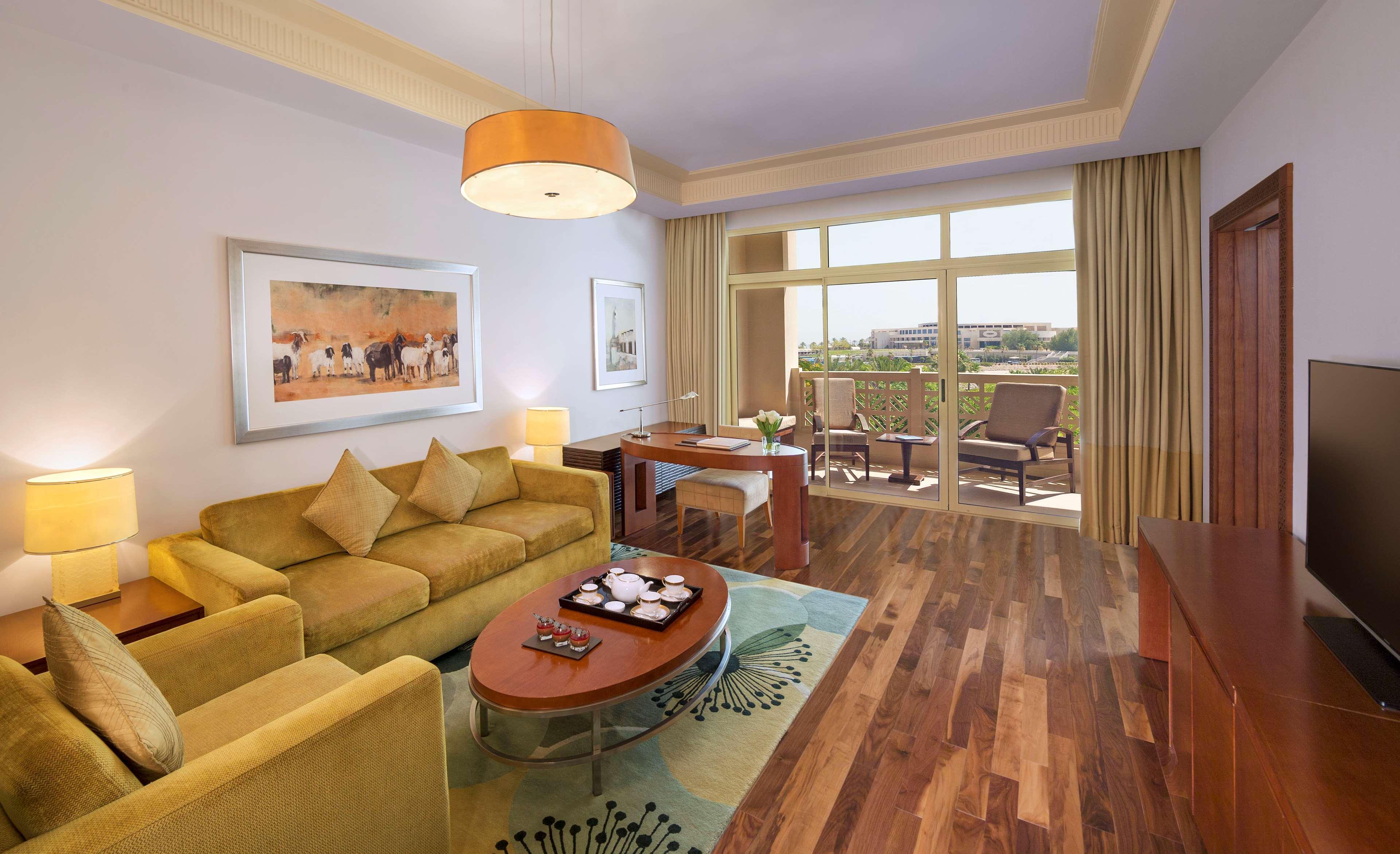 แกรนด์ ไฮแอท โดฮา Hotel ภายนอก รูปภาพ A living room at the Jumeirah Emirates Towers Hotel