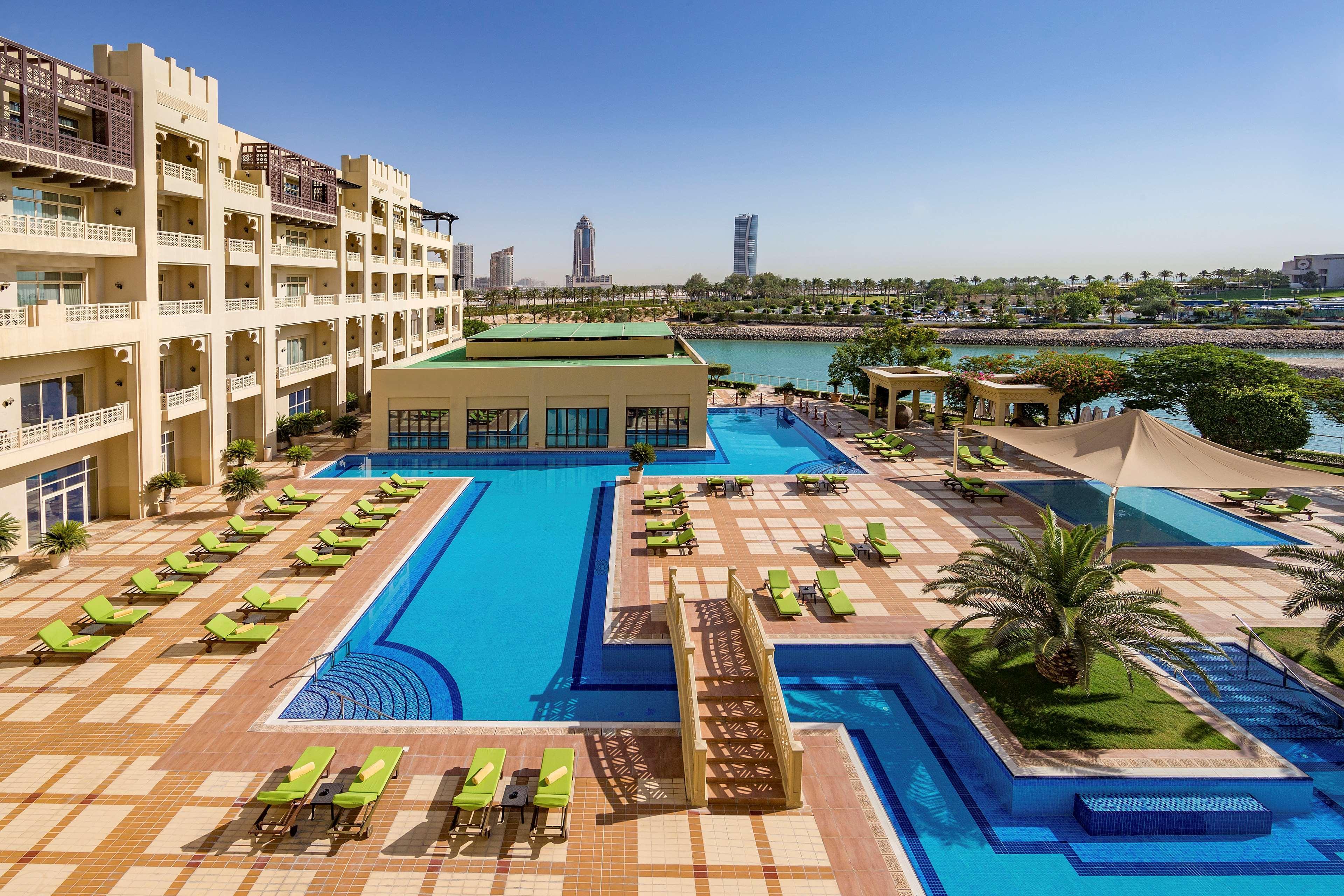 แกรนด์ ไฮแอท โดฮา Hotel ภายนอก รูปภาพ The swimming pool at the Jumeirah Lakes Towers