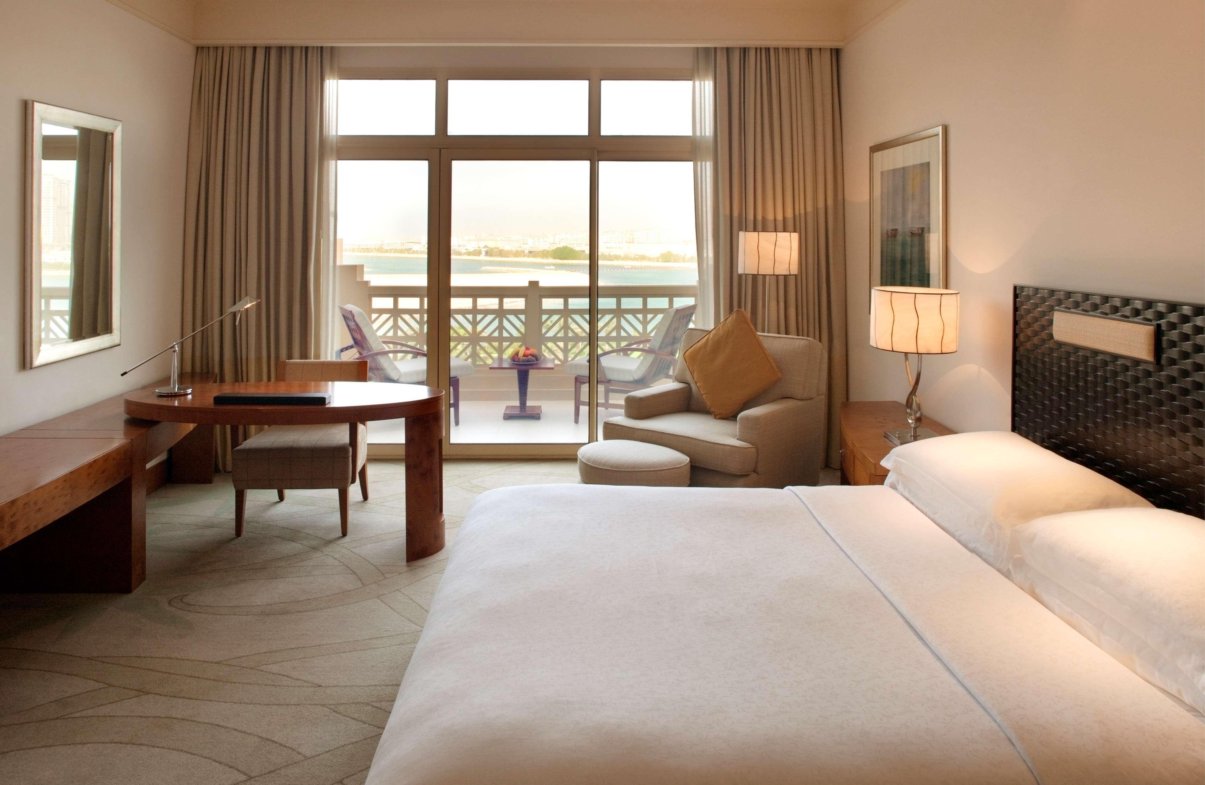 แกรนด์ ไฮแอท โดฮา Hotel ภายนอก รูปภาพ A guest room at the Jumeirah Beach Hotel