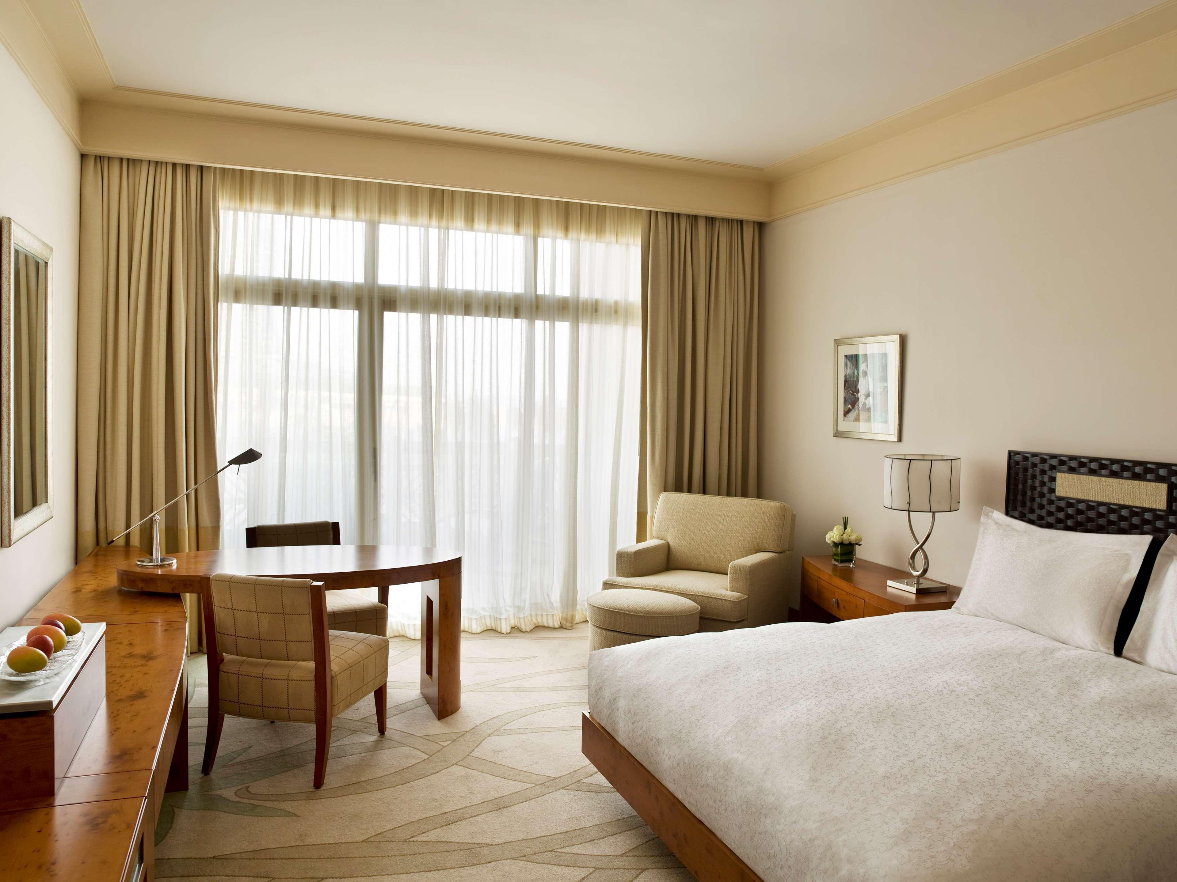 แกรนด์ ไฮแอท โดฮา Hotel ภายนอก รูปภาพ A room at the Conrad Dubai
